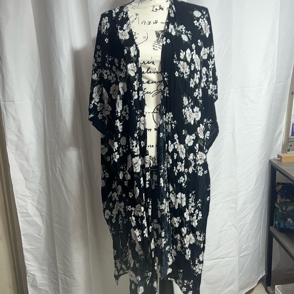 Torrid Womens 1/2 Black White Floral Open Front Short Sleeves Side Slit Kimono